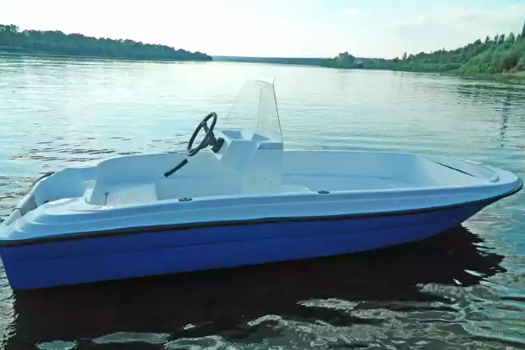 Стеклопластиковая лодка Пингвин с консолью (тримаран) в Нижнем Новгороде