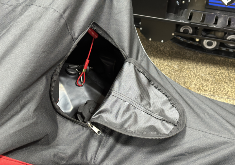 Чехол транспорт. снегохода IKUDZO HUNTER черно-красный Оксфорд ПРЕМИУМ качества с лого IKUDZO в Нижнем Новгороде