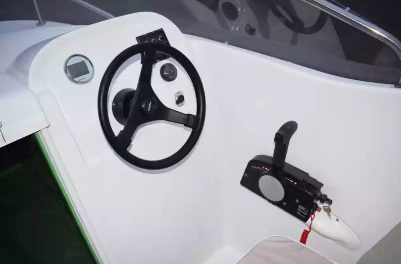 Стеклопластиковый катер Neman-530 с каютой в Нижнем Новгороде