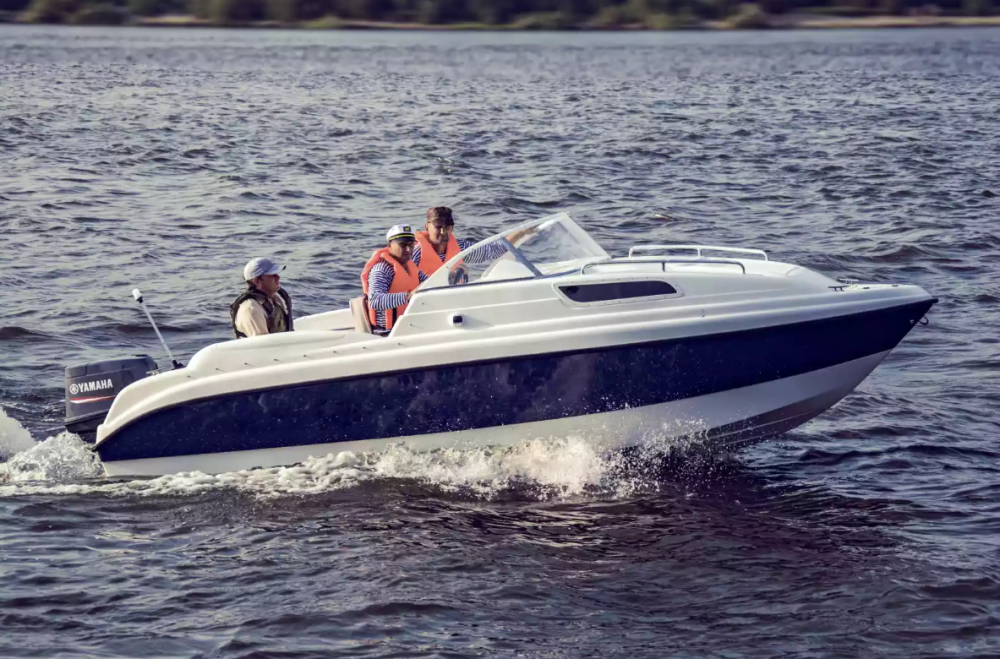 Стеклопластиковый катер Neman-550 с каютой в Нижнем Новгороде