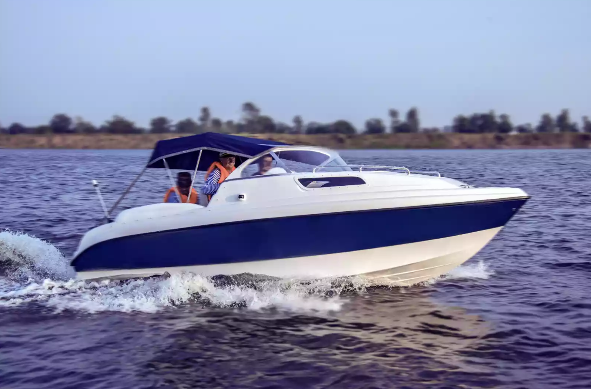 Стеклопластиковый катер Neman-550 с каютой в Нижнем Новгороде