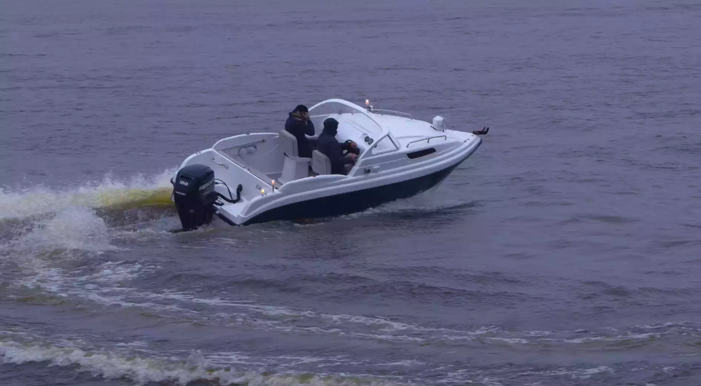 Стеклопластиковый катер Neman-550 с каютой в Нижнем Новгороде